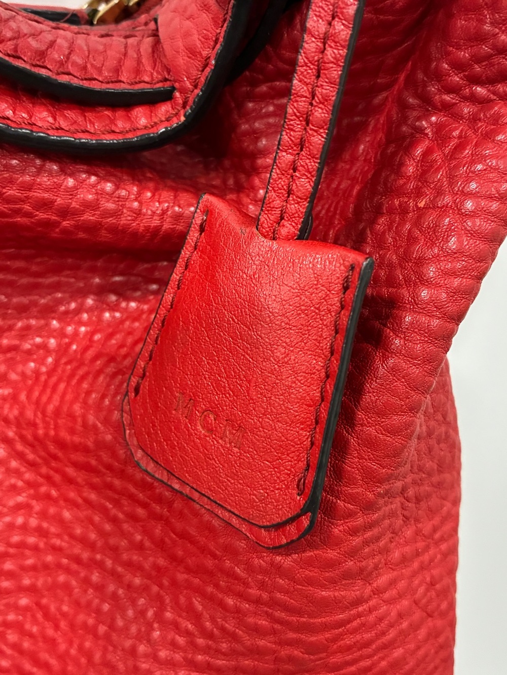 MCM red Pebbled Leather Women’s Shoulder Bag with Gold Plaque-preowned - Picture 6 of 9
